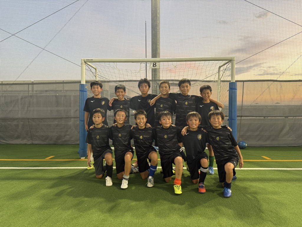 プラスワンクラス：ゴール前でのチーム集合写真
